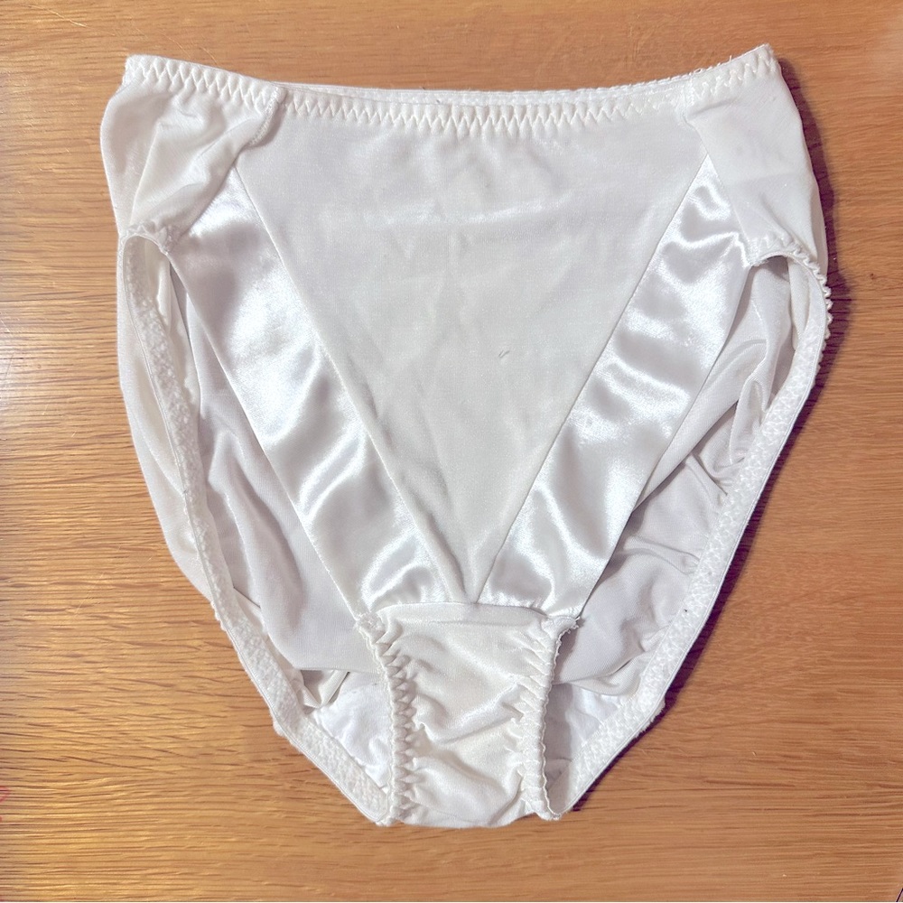 Vintage Vanity Fair panties size S 92% nylon 8% spandex